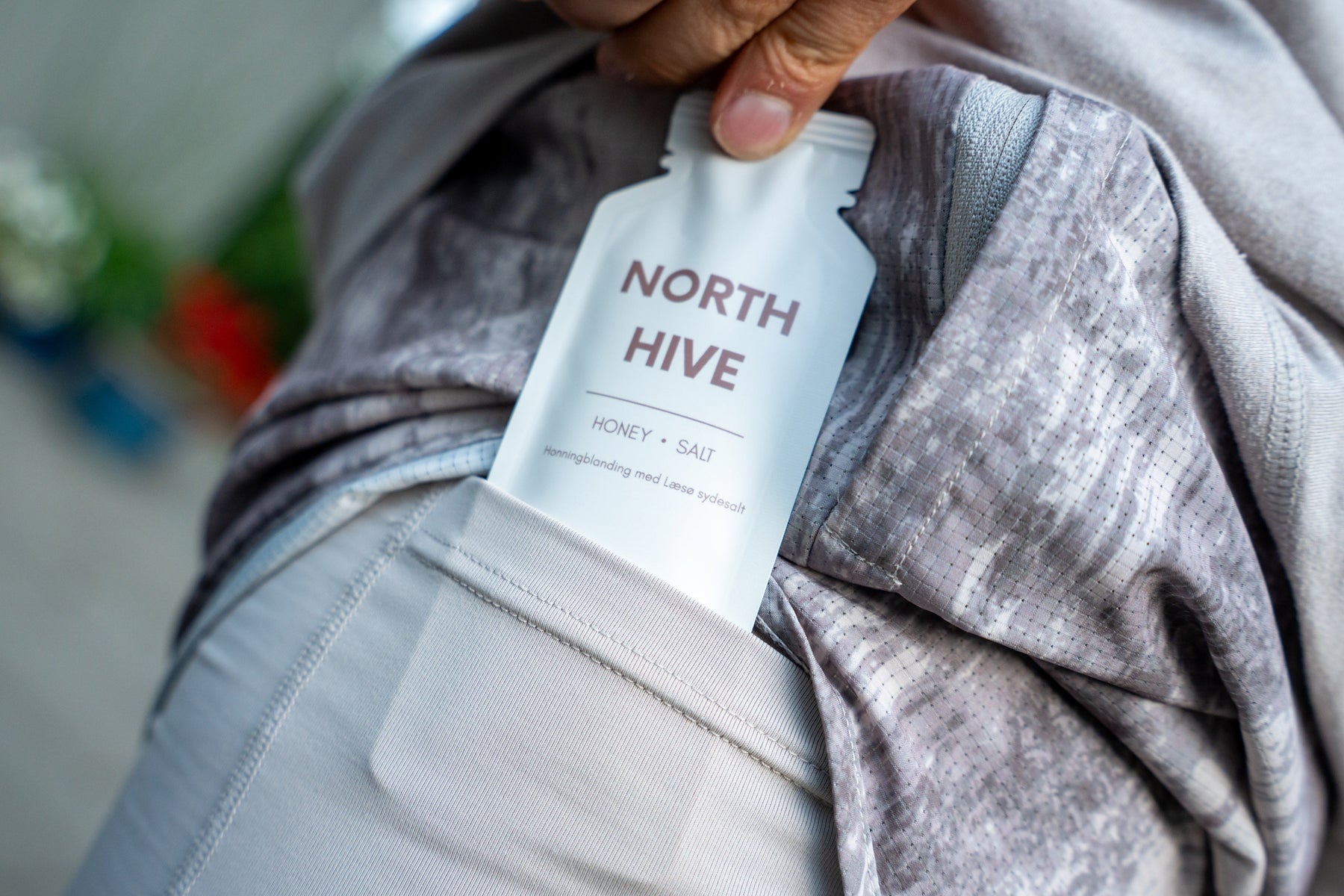 En NORTH HIVE-energigel tages frem fra en lomme